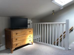 een tv op een dressoir in een kamer bij Little Doric in Shepton Mallet