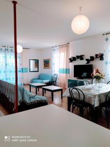 Televízia a/alebo spoločenská miestnosť v ubytovaní VILLA RAFAEL CON Piscina, IUN P4098