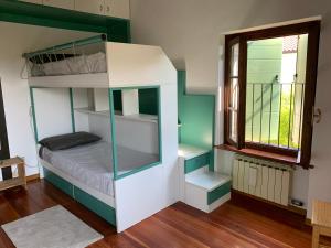 una camera da letto con un letto a castello e una finestra di CASA ROSETTA VALPOLICELLA a San Pietro in Cariano