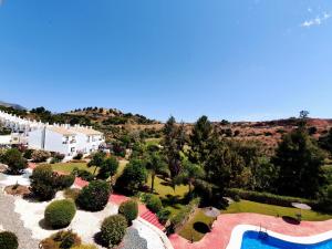 - une vue aérienne sur un jardin avec une piscine dans l'établissement Vista Alhaurin Golf, à Alhaurín el Grande