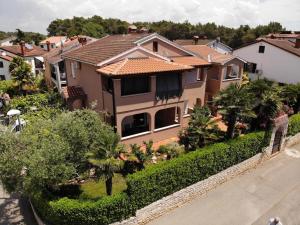 an overhead view of a house with trees and bushes at Apartments Sven-Marino in Poreč