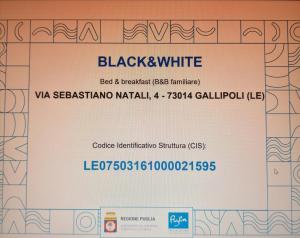 um bilhete para um cartão Visa preto e branco em b&b black-and-white em Gallipoli