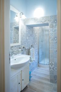 ein Badezimmer mit einem weißen Waschbecken und einer Dusche in der Unterkunft Mandevilla Home in Caiazzo