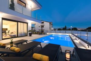 Bazén v ubytování Villa Supernus with Heated Pool nebo v jeho okolí