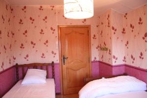 two beds in a room with hearts on the wall at La clef de bois in Braine-le-Comte