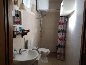 een kleine badkamer met een toilet en een wastafel bij Trullo Maria in Carovigno