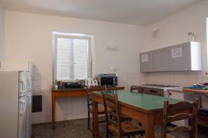 Hostel Trobenta in Oblak的厨房或小厨房