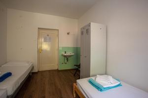 波尔托罗Hostel Trobenta in Oblak的小房间设有两张床和盥洗盆