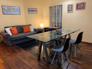 een woonkamer met een glazen tafel en een bank bij Casa Bellavista in Noto +31 foto's