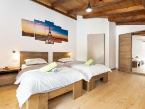 2 camas en una habitación con suelo de madera en Tranquil Holiday Home in Labin with Private Swimming Pool, en Labin