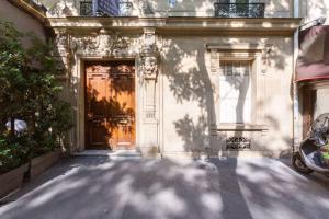 une porte menant à un bâtiment avec un arbre devant lui dans l'établissement Trocadéro, à Paris