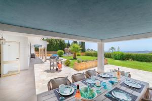 een open woonkamer met een tafel en stoelen op een patio bij Villa Mimosa sleeps 8 with Heated Pool in Santa Fe de los Boliches