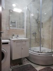 La salle de bains est pourvue d'une douche, d'un lavabo et d'une baignoire. dans l'établissement Apartman Pahulja, à Zlatibor