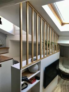 een trap in een huis met een dakraam bij Lovely Studio 1bdr City Center Studio La Tête dans Les Étoiles in Cannes