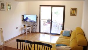 Televízia a/alebo spoločenská miestnosť v ubytovaní Holiday Home chichichi