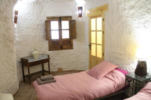 Postel nebo postele na pokoji v ubytování CUEVAS AL ANDALUS - Solea