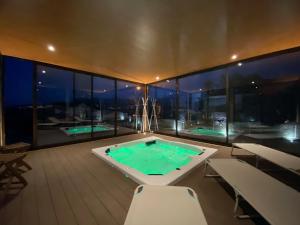 uma grande piscina no telhado de um edifcio em Casa de Lagarinhos JACUZZI SPA JOGOS GYM - SERRA DA ESTRELA - SEIA - GOUVEIA em Gouveia