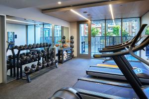 un gimnasio con equipo cardiovascular en un edificio en Hotel Mariposa en Los Ángeles