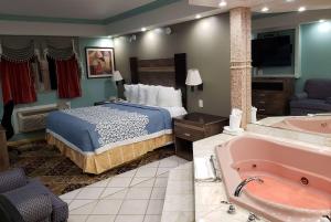 Days Inn by Wyndham Nanuet / Spring Valley في نانويت: غرفة في الفندق مع سرير وحوض استحمام