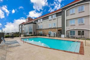 una piscina frente a un edificio en La Quinta by Wyndham Bridge City, en Bridge City