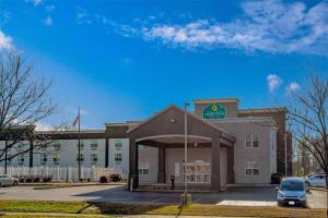 um edifício com um carro estacionado em frente em La Quinta by Wyndham Lexington Park - Patuxent em California