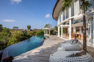 un complejo con piscina al lado de un edificio en Dayu Mirah Resort, en Jimbaran