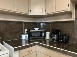 Kuchyň nebo kuchyňský kout v ubytování Joes place - 3 Bedroom Apt