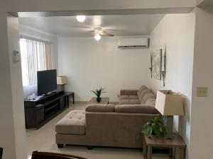 אזור ישיבה ב-Joes place - 3 Bedroom Apt