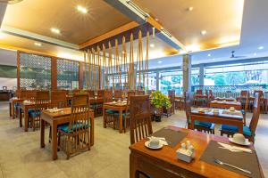 Ein Restaurant oder anderes Speiselokal in der Unterkunft Rawai Palm Beach Resort - SHA Extra Plus 
