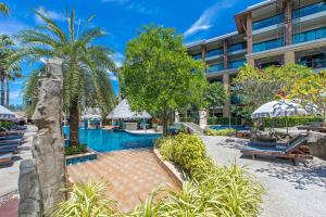 Der Swimmingpool an oder in der Nähe von Rawai Palm Beach Resort - SHA Extra Plus