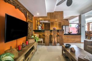 TV a/nebo společenská místnost v ubytování CASA MIMBA - Seaview Private Pool Villa Padangbai