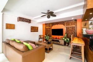 TV a/nebo společenská místnost v ubytování CASA MIMBA - Seaview Private Pool Villa Padangbai