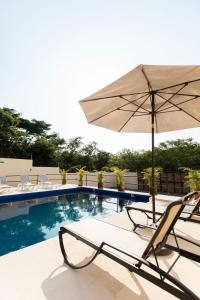 Swimming pool sa o malapit sa hotel isla Bonita
