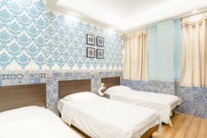 Ένα ή περισσότερα κρεβάτια σε δωμάτιο στο Hou Kong Hotel