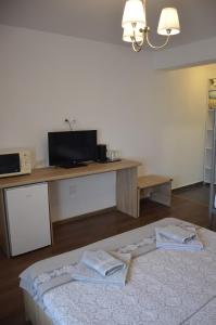 a room with a bed with two towels on it at Casa Robinson in Vama Veche