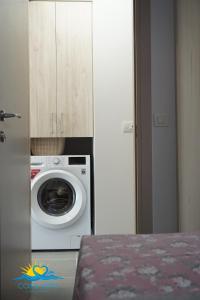 - un lave-linge et un sèche-linge dans une petite pièce dans l'établissement Casa Vista Fall, à Karpathos