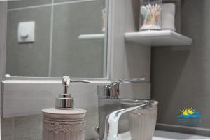 bagno con lavandino e rubinetto di Casa Vista Fall a Karpathos Altre 14 foto