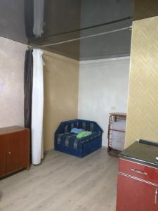 um quarto com uma cama no canto de um quarto em 1комнатная квартира em Yuzhne
