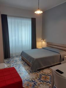 Un pat sau paturi într-o cameră la Casa Vacanze Baia Garagliano