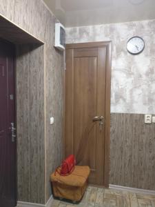 um quarto com uma porta e um telefone vermelho sentado num banco em 1комнатная квартира em Yuzhne