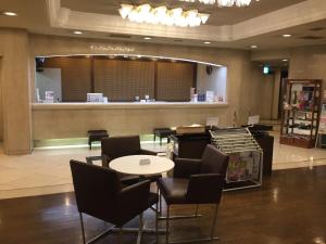 Un restaurante o sitio para comer en Yokohama Mandarin Hotel