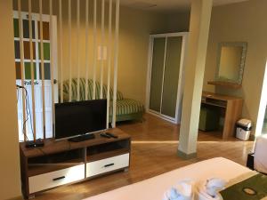 TV a/nebo společenská místnost v ubytování Siriburi Resort