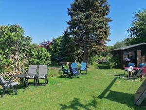 a group of chairs and tables in a yard at Urlaub beim Schmied in Kühlungsborn