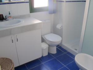 Un baño blanco con inodoro y lavabo. en Harbour 332 in Puerto De Mogan by El Sirocco, en Puerto de Mogán 26 fotos más