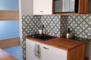 Kuchyňa alebo kuchynka v ubytovaní NADMORSKIE Chwile - Apartament