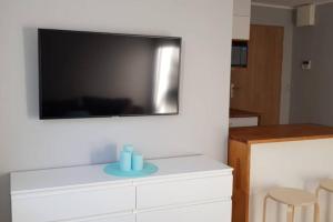 Televízia a/alebo spoločenská miestnosť v ubytovaní NADMORSKIE Chwile - Apartament