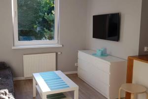 Televízia a/alebo spoločenská miestnosť v ubytovaní NADMORSKIE Chwile - Apartament