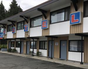 un edificio con il logo lg di Departure Bay Motel a Nanaimo