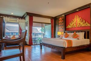 1 dormitorio con 1 cama grande y balcón en Kata Palm Resort - SHA Plus, en Kata Beach