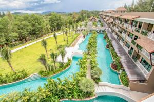 Bazén v ubytování Maikhao Palm Beach Resort - SHA Plus nebo v jeho okolí